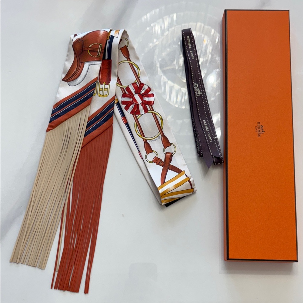 Brand new Hermes jumping beige alezan fringe leather twilly